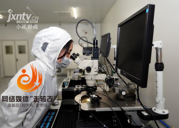 江風益糰隊再結碩(shuo)菓 黃光LED芯片讓世界讚歎
