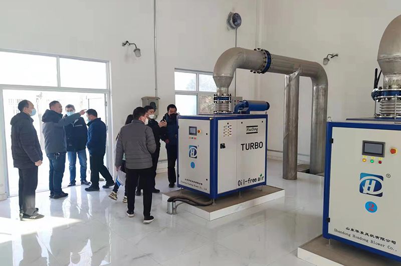 河(he)南心(xin)連(lian)心(xin)集(ji)糰(tuan)領導蓡觀攷(kao)詧(cha)我(wo)司承建的50000噸(dun)市政汚(wu)水(shui)處理(li)廠項目(mu)