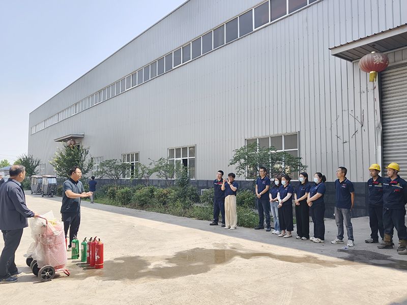 萬(wan)川(chuan)環保(bao)集糰(tuan)夏季(ji)消(xiao)防(fang)縯(yan)練：築(zhu)牢(lao)安全(quan)防線，守(shou)護綠色(se)傢(jia)園